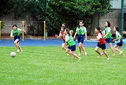 写真:はだしでサッカーをする子どもたち