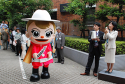写真:中山区長と新宿シンちゃん