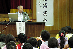 写真:講演する小柴さん