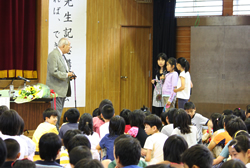 写真：子どもたちの質問に答える小柴さん