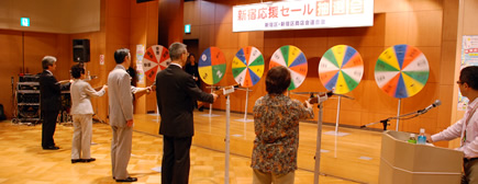写真:的を矢で射る