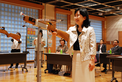 写真:矢を射る中山区長