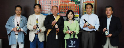 写真:区役所を訪れた皆さんと中山区長
