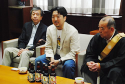 写真:説明する伊東さん(中央)