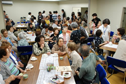 写真:歓談する会場の様子