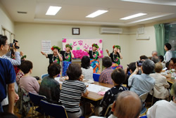 写真:フラダンスの披露
