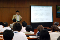 写真：講演する名和田教授
