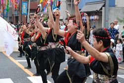 写真:よさこいチームの演舞