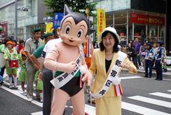 写真:アトムと中山区長