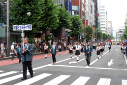 写真：小学校バンドのパレード