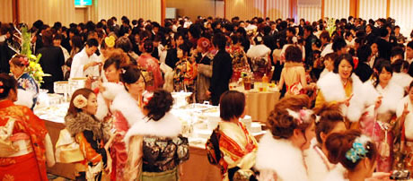 写真:会場全体の様子・晴れ着姿の新成人たち