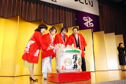 写真:ステージ上・鏡開き