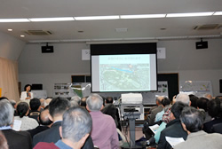 写真:多くの参加者が訪れた会場