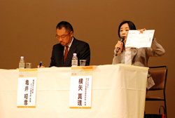 写真左から：亀井氏、横矢氏