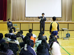 写真:子どもたちの質問に答える相馬さん