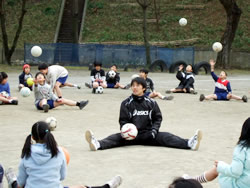 写真：子どもたちに指導する相馬さん