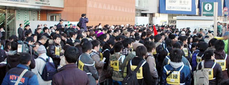  写真：新宿駅西口に集まった参加者 
