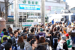 写真:新宿駅西口に集まった参加者