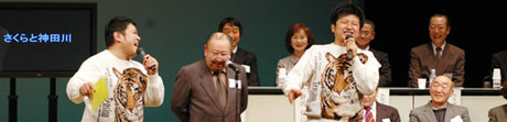 写真:自慢話パネリストとダイノジの2人
