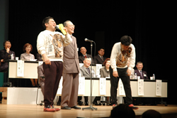 写真:自慢話パネリストとダイノジの2人