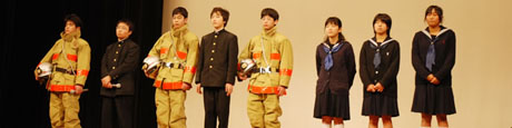 写真：中学生の発表（消防士姿で）