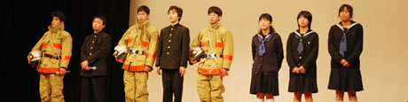 写真:中学生の発表(消防士姿で)