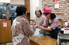 笑顔で接客(パン屋)