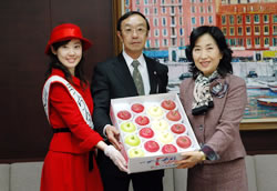 写真左から:ミスりんごあおもり、西澤代表理事組合長、中山区長