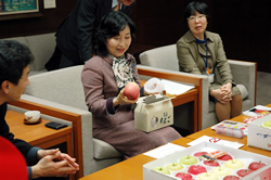 写真:りんごを手に取る区長