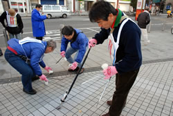 写真:専用の道具を使ってガム取り作業