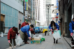 写真:西口周辺での清掃活動