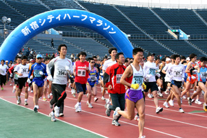 国立競技場を勢いよく飛び出すランナー