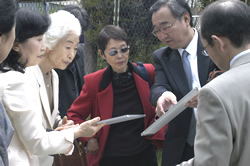 写真：松岡陽子マックレインさん（漱石公園にて）