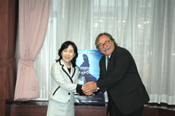 写真:シルヴェスター・リーヴァイ氏、中山弘子新宿区長を表敬訪問