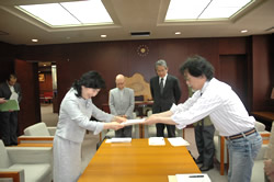 写真：協働支援会議が協働事業評価報告書を提出