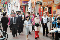 写真:昨年のゴミゼロデー街頭キャンペーン