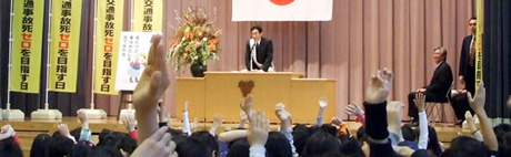 写真:岸田大臣の話に子どもたちの手があがる