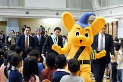 体育館に入場する岸田大臣とピーポ君