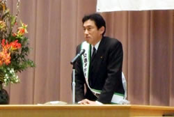 写真：ステージから子どもたちに話かける岸田大臣