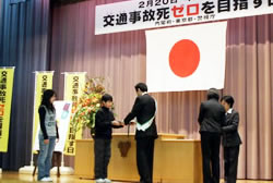写真:岸田大臣から記念品を受け取る子どもたち