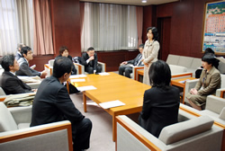 写真:あいさつする中山区長