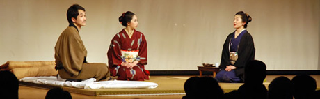 写真:舞台劇・和服姿で演じる3人