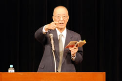 写真:『草枕』を手に講演する半藤一利氏