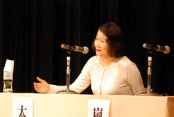 写真:パネルディスカッション(太田治子氏)