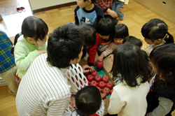 写真：到着したりんごに園児たちが集まる