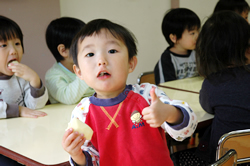 写真：りんごを食べる園児