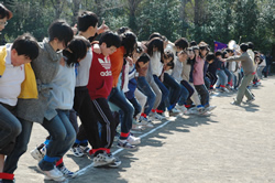 写真:息を合わせて歩き出す