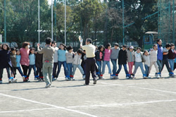 写真:校長先生の太鼓に合わせて歩く