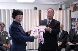 写真:石崎部長へ目録を手渡す菊地支部長