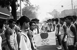 写真:東京オリンピック聖火リレーのリハーサル(昭和39年)